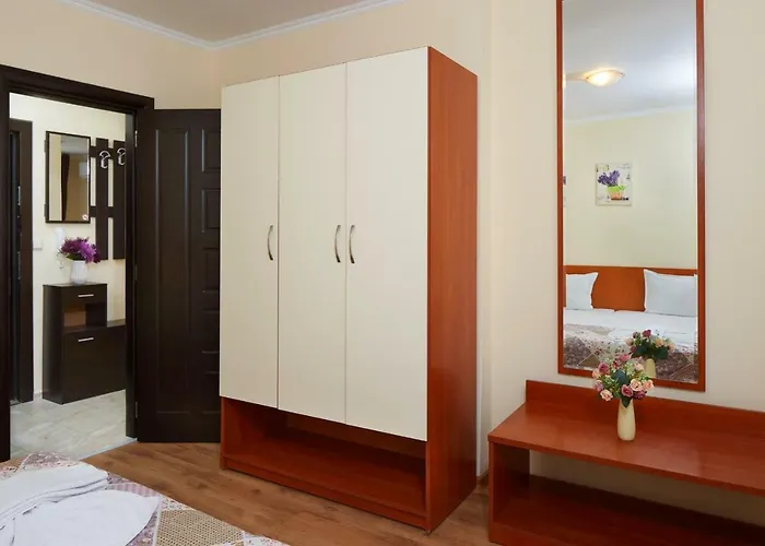 Feniks Νεσέμπαρ